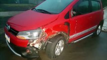 Crossfox se envolve em acidente com outro veículo na Avenida Piquiri