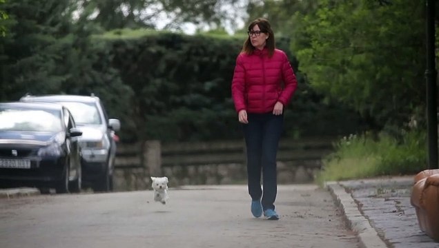 Mabel Lozano pasea a su perro días después de ser operada de cáncer