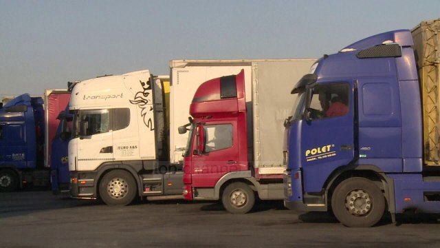 Mallrat serbë hyjnë në Kosovë/ Që nga 1 prilli u hoq pjesërisht taksa dhe u vendos reciprociteti