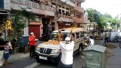 फूल बरसाकर किया कोरोना वॉरियर्स का सम्मान