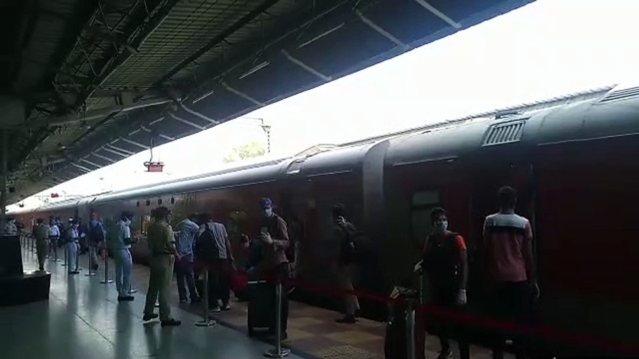 नई दिल्ली से स्पेशल राजधानी एक्सप्रेस पहुंची रा...