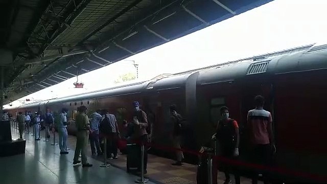 नई दिल्ली से स्पेशल राजधानी एक्सप्रेस पहुंची रायपुर, यात्रियों को जांच के बाद बसों से भेजा गया घर