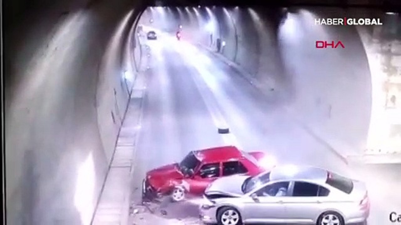 Tünelde korkunç kaza saniye saniye kamerada