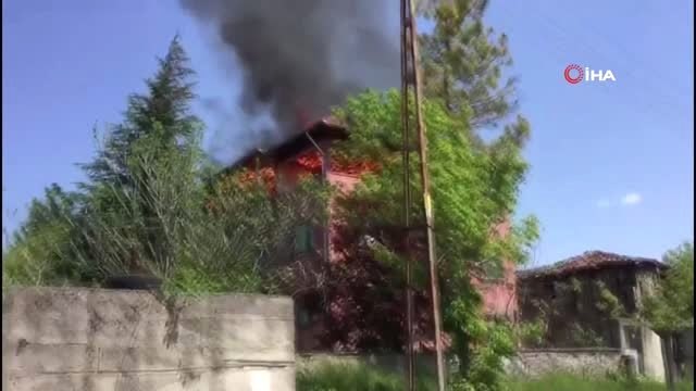 3 katlı evin çatı katı alevlere teslim oldu