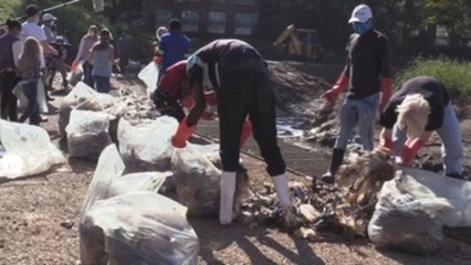 Voluntarios limpian el río Hennops, en Pretoria
