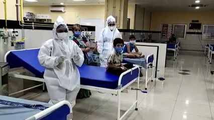 VIDEO: कोरोना से जूझते बच्चे खुश रहें इसलिए आइसोलेशन वार्ड में रोज यूं कहानी सुनाती हैं नर्स