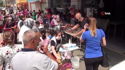 Çocuklar ücretsiz oyuncak için mağazaya akın etti, ortaya tepki çeken görüntüler çıktı