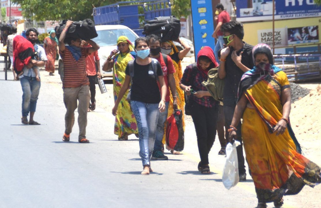 200 किमी पैदल चलकर बांसवाड़ा पहुंचे लोग