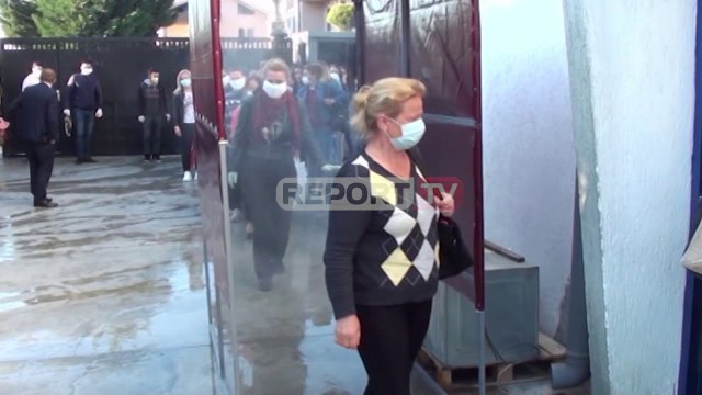 Report TV - U mbyllën pasi nuk respektonin masat antiCOVID, hapen një pjesë e fasonerive në Krujë