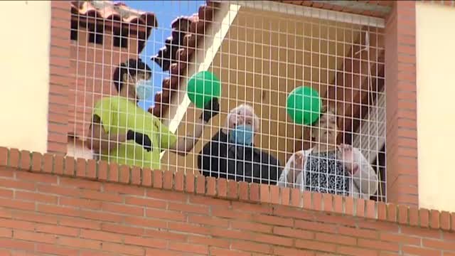 Homenajes en varias residencias por haber pasado lo peor de la crisis