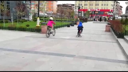 Erzurum'da çocukların paten ve bisiklet keyfi
