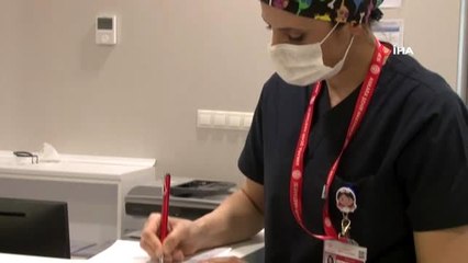 Korona virüsle mücadele eden hemşire 2 aydır çocuklarını göremiyor