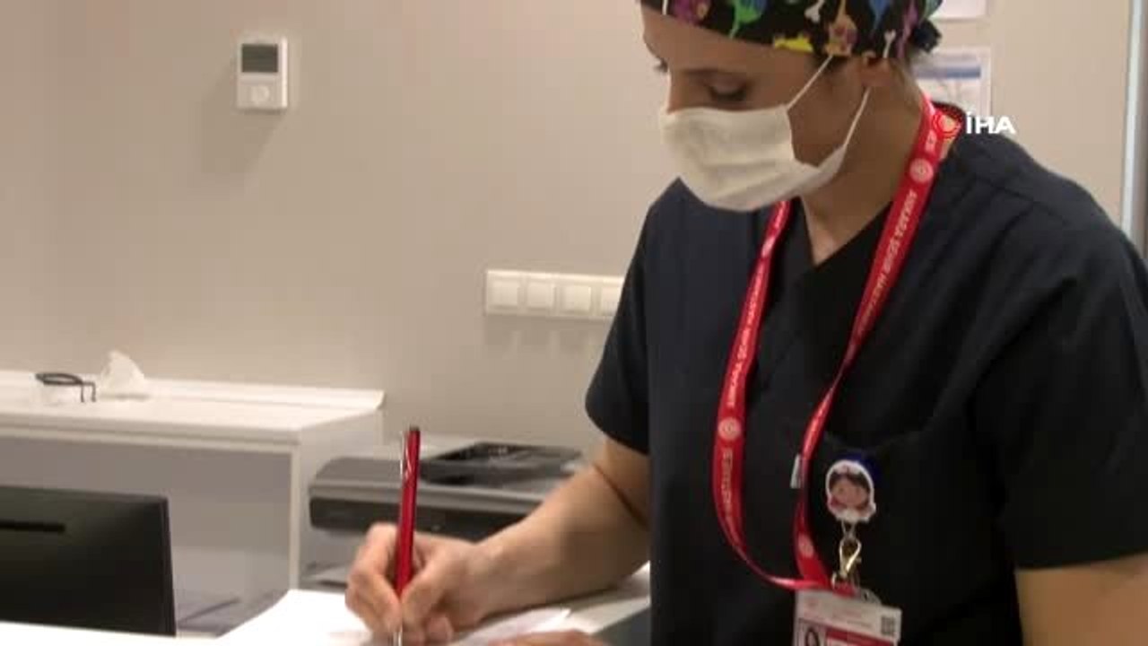 Korona virüsle mücadele eden hemşire 2 aydır çocuklarını göremiyor