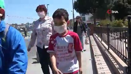 Çanakkalede izinle sokağa çıkan çocuklar doyasıya eğlendi