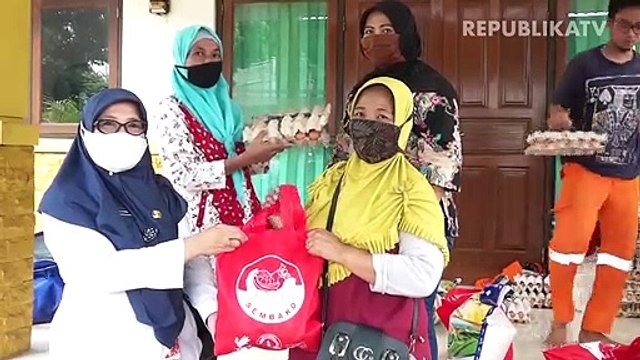 Pekerja menyiapkan tas berisi bantuan sosial Sembako dari Kementerian Sosial di kawasan Cipinang, Jakarta.
