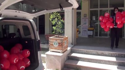 Demirci'de çocuklara balon hediye edildi