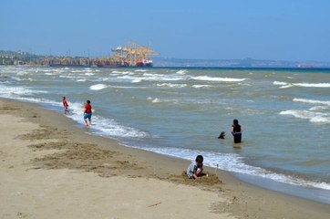Tekirdağ'da 14 yaş altı çocuklar sokağa çıkma izinlerinde denize girdi