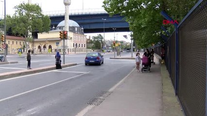 14 YAŞ ALTI İZNİNDE AKRANLARI PARKA GİTTİ, ONLAR TRAFİK IŞIKLARINDA MENDİL SATTI