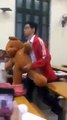 thanh niên hùng hổ mang gấu bông vào lớp tỏ tình với bạn gái bằng Tiếng Anh