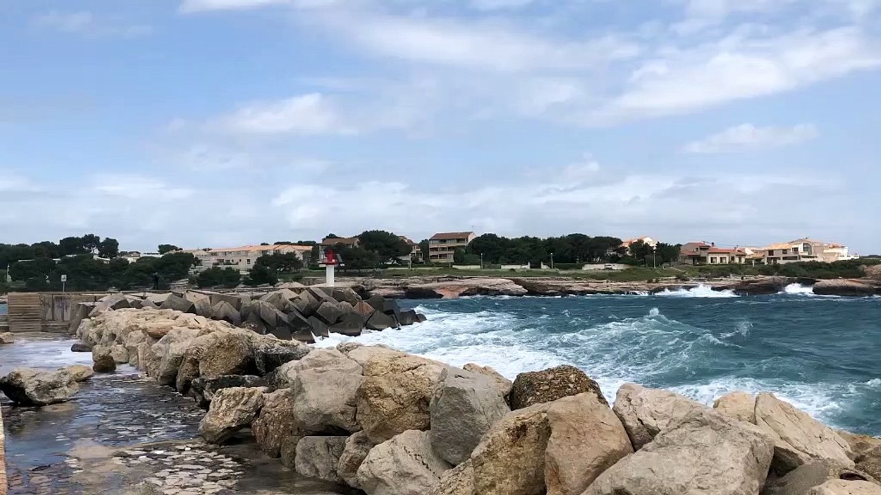 Les vagues et la mer se déchaînent à Carro...