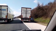 Le conducteur de cette Mercedes reçoit une bonne leçon d’un chauffeur de camion.