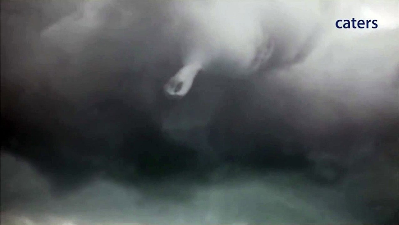 Ce qu'il filme dans le ciel est incroyable : nuage mystérieux