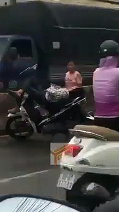 Giận hờn vu vơ, chồng vác xe ra ngủ ngay giữa đường mặc vợ khuyên giải