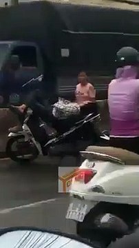 Giận hờn vu vơ, chồng vác xe ra ngủ ngay giữa đường mặc vợ khuyên giải