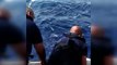 Yelkeni kırılan teknesinde mahsur kalan genci deniz polisi kurtardı