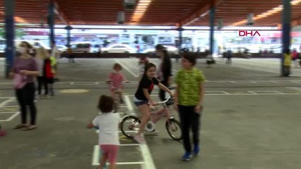 Adana'da çocuklar 4 saatlik izinde eğlendi