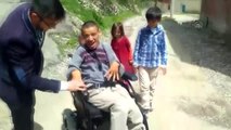 İmam, engelli genci tekerlekli sandalyeyle sevindirdi