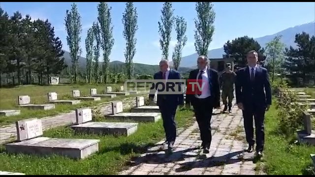 Ceremoni pa pompozitet në Kukës, përkujtohen dëshmorët e atdheut! Varrezat në gjendje të mjerueshme