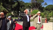 Veteranët e luftës në Berat nderojnë dëshmorët me grushtin lart: I përjetshëm qoftë kujtimi i tyre