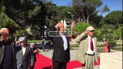 Veteranët e luftës në Berat nderojnë dëshmorët me grushtin lart: I përjetshëm qoftë kujtimi i tyre