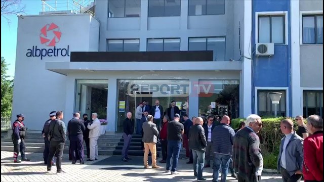 Albpetrol uli pagën, 250 punonjës në protestë: Po na hedhin në rrugë...të na japin pagën e luftë