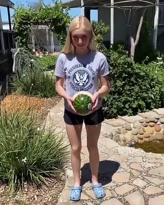 Exploser une pastèque entourée d’élastiques, un défi risqué