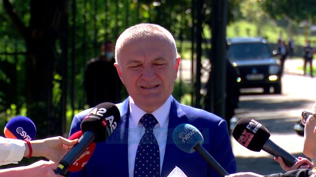 Basha nderon me kurora me lule “Dëshmorët e Atdheut” - News, Lajme - Vizion Plus