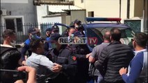 Pogradec/ Dhunuan policin, familjarët e 3 të rinjve fyerje e sharje ndaj policëve para gjykatës