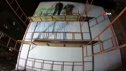 Sokağı renklendiren genç ressam