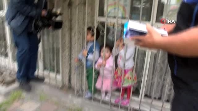 Virüsten korkan küçük kız yaşıtlarını camdan izledi