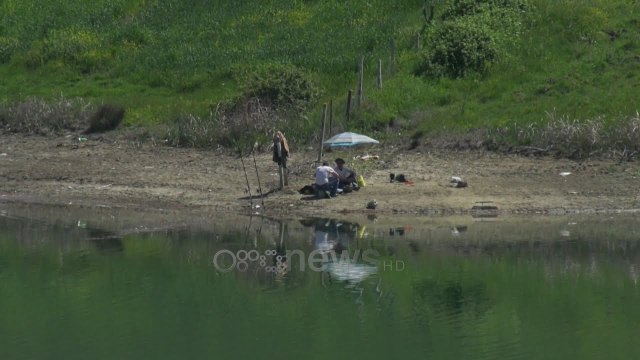 Ora News - Qetësi dhe ajër i pastër, qytetarët mbushin liqenin e Farkës