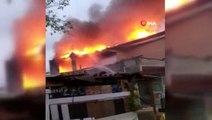 Ataşehir'de İki katlı binanın çatısı alev alev yandı