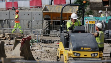 عمال البناء والمصانع في إنجلترا يعودون للعمل بعد الإغلاق بسبب كورونا