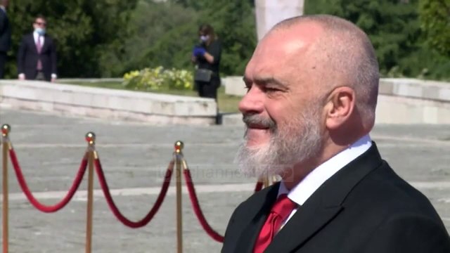 5 maji bën bashkë Ramën e Metën/Të rënët nderohen me distancë fizike para monumentit “Nënë Shqipëri”