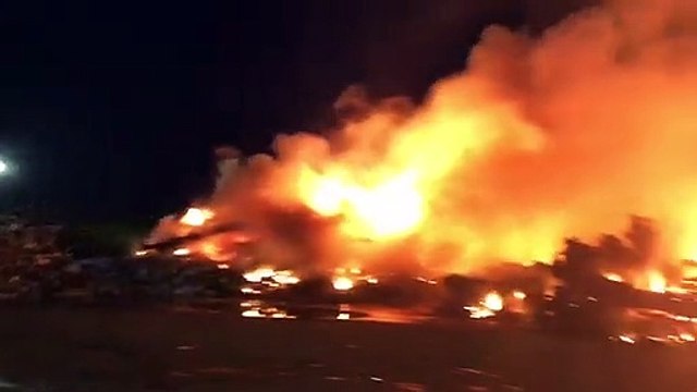 Des centaines de carcasses de véhicules en feu sur le site de GDE Recyclage à Montoir-de-Bretagne