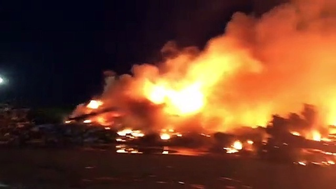 Des centaines de carcasses de véhicules en feu sur le site de GDE Recyclage à Montoir-de-Bretagne