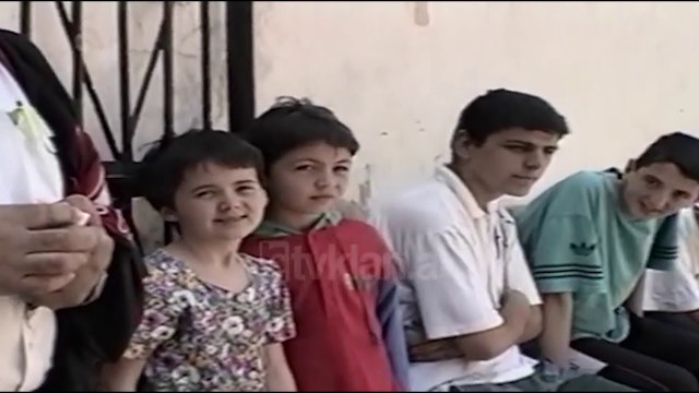 Elbasan, femijet kosovare ngurojne te shkojne ne shkolle pas kercenimeve per rrembim (13 Maj 1999)