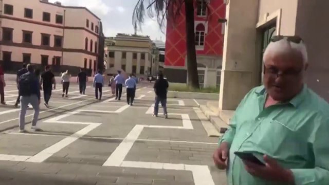 Bashkia Tiranë mësyn Teatrin Kombëtar, Budina thirrje kryeqytetasve: Ngrihuni dhe merrni hunjtë!