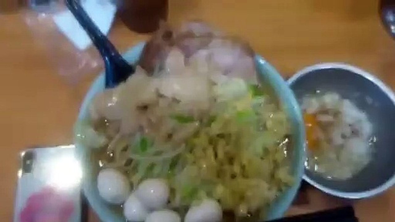 811本日のラーメン - - ラーメン二郎 - 野猿街道 店2 - - 小ラーメンYsNA - tp うずら しょうが たまねぎたまご - - 豚の出汁を感じるスープにしょうがニンニク旨いね - ちょっと柔めの