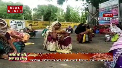 दिनभर धूप में खड़ी होकर गरीब महिलाएं मांग रही है राशन, फिर भी नहीं मिल रही कोई मदद